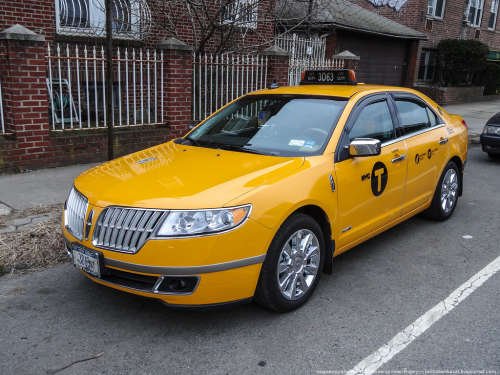 Для фотосьемки на тему такси ищем желтое авто 