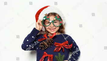 Девочка 4-6 лет.Съёмка в новогодних свитерах.Фотостоки.