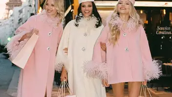 Модель для зйомок відео привітання