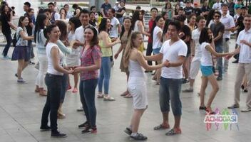 танцующие на летней площадке АМС 31.07.17