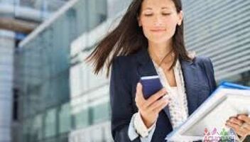 Для стоковой видеосъемки женщина с офисным костюмом.
