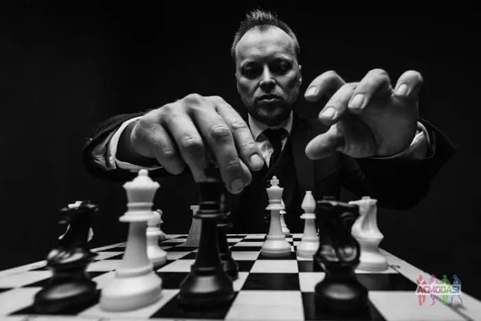 Актори\статисти під інтро. Розігруємо шахову партію