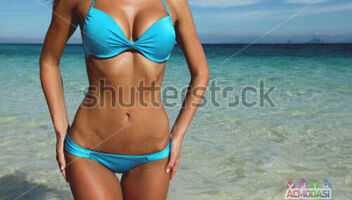 Девушка в купальнике у бассейна