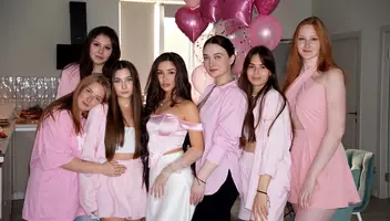 Модель для зйомок відео привітання