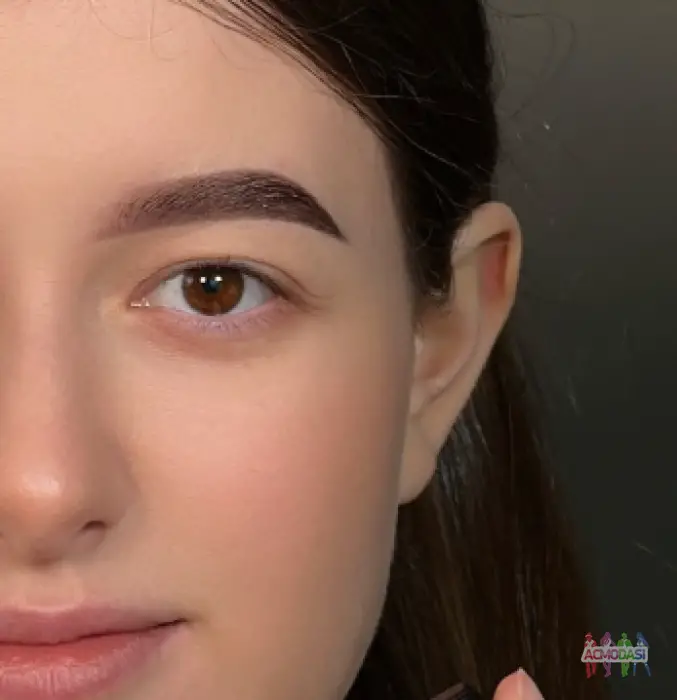 Моделі для корекції та фарбування брів