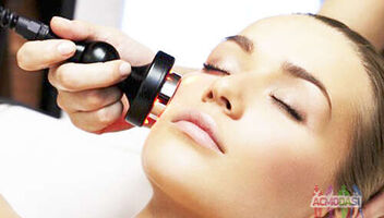 Девушка на съемку косметологической услуги