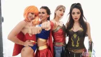 Брюнетка на стенд 