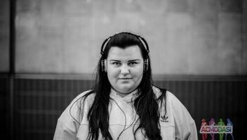 Фактурную бабушку ( можно и не игровую) 