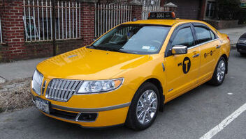 Для фотосьемки на тему такси ищем желтое авто 