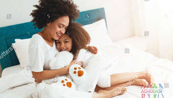 Мама и ребенок-афоамериканская семья.Фотостоки.