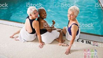 Стоковоая фотосьемка. Бабушки и дедушки у бассейна, отдых, пикник.