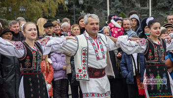 Молодая пара - Парень и Девушка Молдаване - знающие родной зык.
