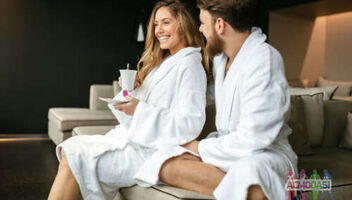 Главные герои (парень и девушка) на съемку SPA услуги