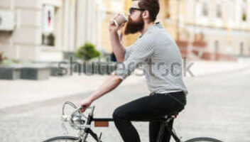 Ищу тебя,бородатый парень. Съемка с велосипедом.