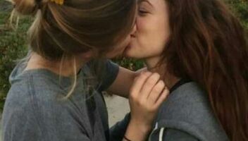 Девушки страстно целуются в кадре