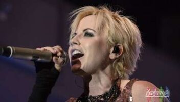 Вокалистка для совместной песни и клипа с рок-артистом