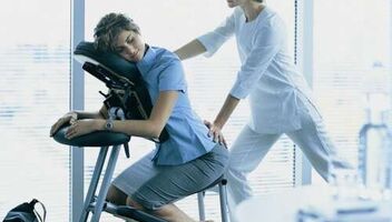 Главная героиня на съемку массажа в офисе 