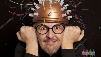 Мужчина-мастер на все руки. Изобретает дома необычные вещи с помощью бытовой техники.