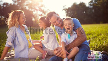 Девушки и парни для фотосъёмки на тему-семья.Съёмка на фотостоки,оплачивается