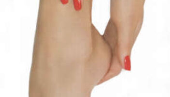 Для рекламы салона красоты нужны две девушки.