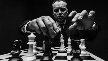 Актори\статисти під інтро. Розігруємо шахову партію