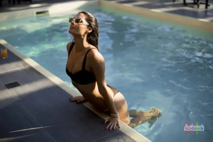 До спекотного пляжного сезону потрібна модель для реклами в купальниках біля басейну