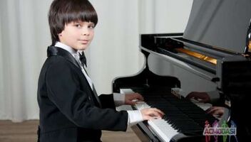Мальчик пианист 10-12 лет