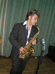 Олег Каспер - ведущий, певец, саксофонист