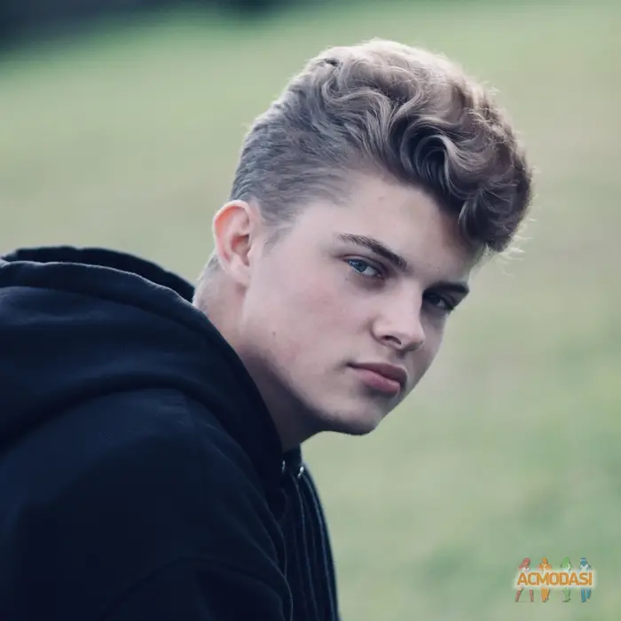 Samuel Ol&eacute; sandwich Kucherenko фото №1748829. Завантажено 22 Жовтня 2025