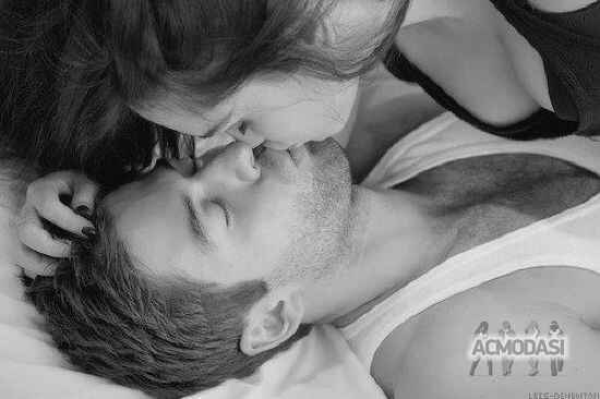 Разбудила спящего парня. Утренний поцелуй. Женщина целует спящего мужчину. Сладкий поцелуй. Девушка целует спящего парня.